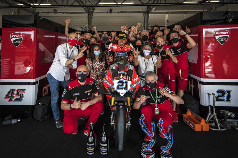 Rinaldi e Ducati dominano superbike gara1 a Misano!