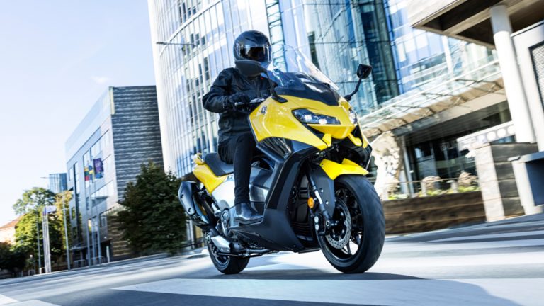 Yamaha TMAX 2022 e TMAX TECH MAX nuova vita  al re degli scooter sportivi!