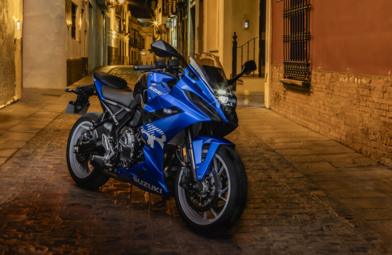 SUZUKI GSX-8R arriva in concessionaria