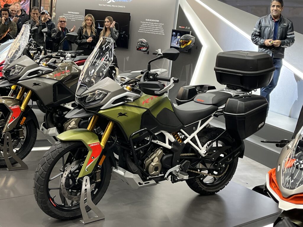 TVS RTX 300 con valigie laterali e bauletto esposta a EICMA 2025