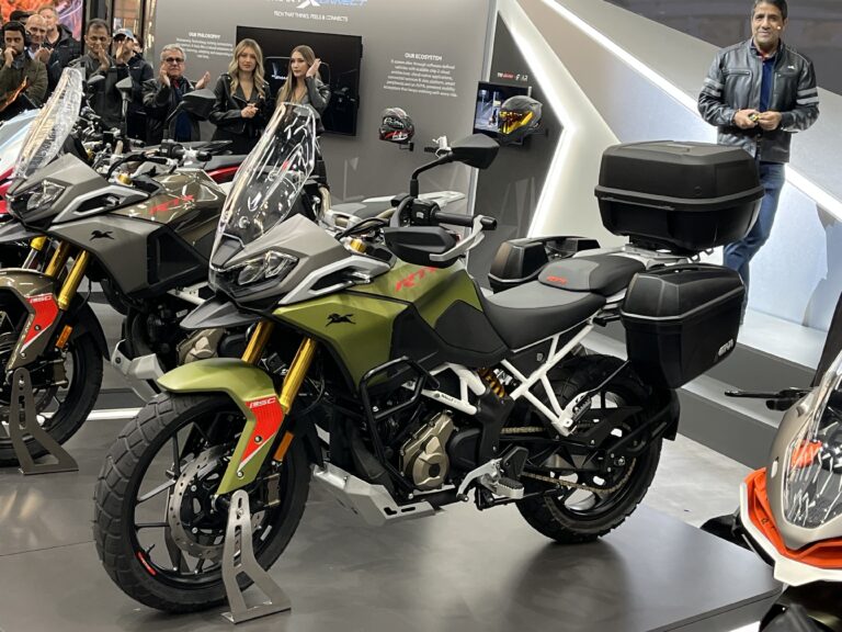 TVS RTX 300 con valigie laterali e bauletto esposta a EICMA 2025