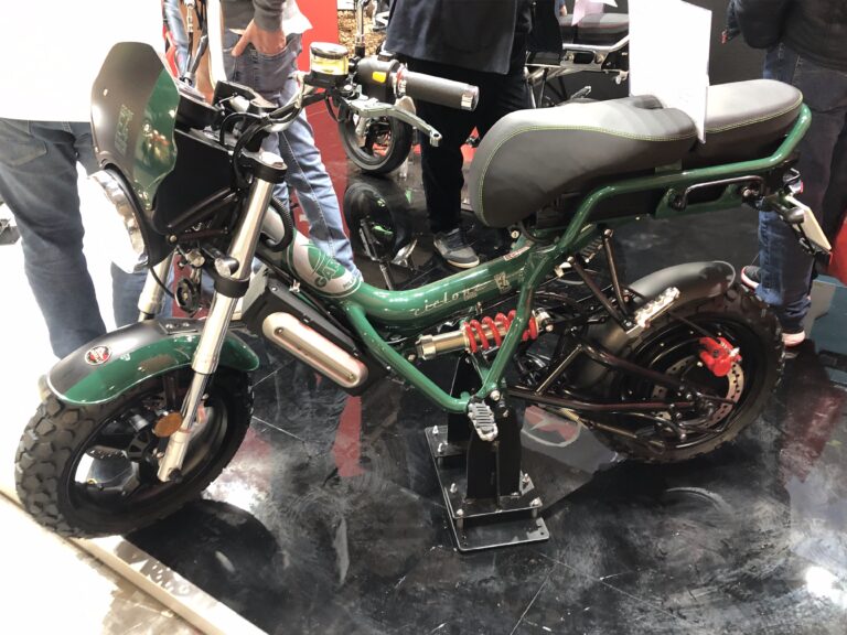 Garelli Ciclone elettrico verde esposto su una pedana